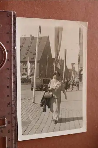 tolles altes  Foto  Frau auf der Strasse - Rothenbach ??? oder Umgebung 1934