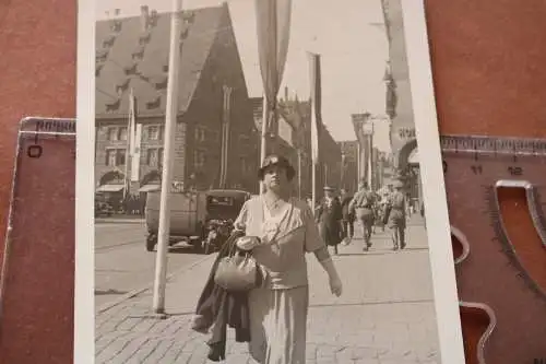 tolles altes  Foto  Frau auf der Strasse - Rothenbach ??? oder Umgebung 1934