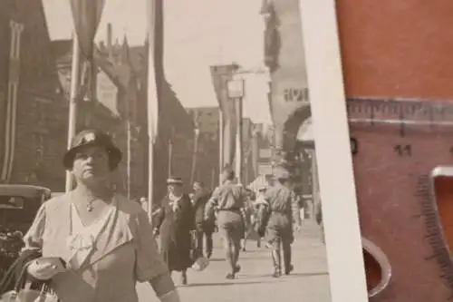 tolles altes  Foto  Frau auf der Strasse - Rothenbach ??? oder Umgebung 1934