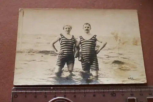 tolles altes  Foto  Mann und Frau im gestreiften Badeanzug - Cuxhaven 1900-10 ?
