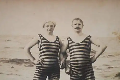 tolles altes  Foto  Mann und Frau im gestreiften Badeanzug - Cuxhaven 1900-10 ?