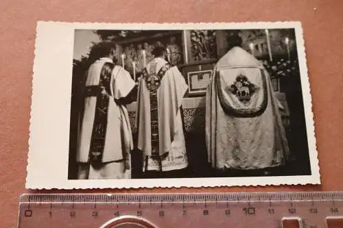 tolles altes Foto - Priester mit vers. Messgewänder