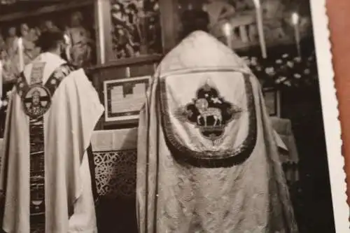 tolles altes Foto - Priester mit vers. Messgewänder