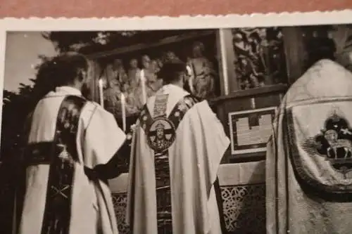 tolles altes Foto - Priester mit vers. Messgewänder 