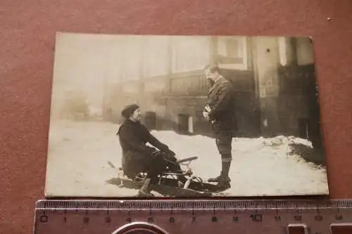 tolles altes  Foto - junge Frau auf interessanten Schlitten mit Lenkung ? Bad Ob