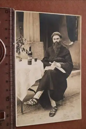 tolles altes  Foto - Mönch mit einem Glas Wein - Weinflasche - München