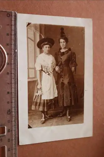 Tolles altes Foto  zwei Frauen in Kostümen - Fasching ? 1900-1910 ??