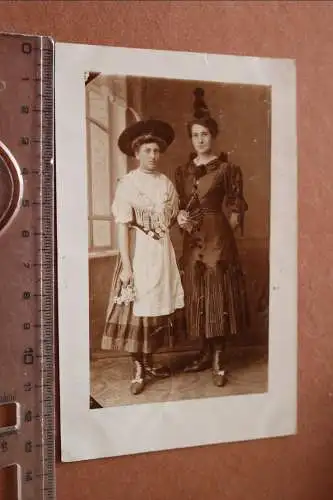 tolles altes Foto  zwei Frauen in Kostümen - Fasching ? 1900-1910 ??