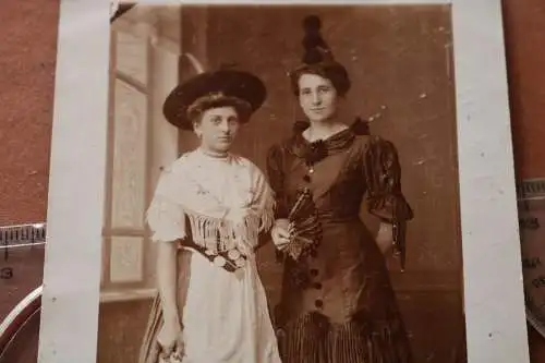 tolles altes Foto  zwei Frauen in Kostümen - Fasching ? 1900-1910 ??
