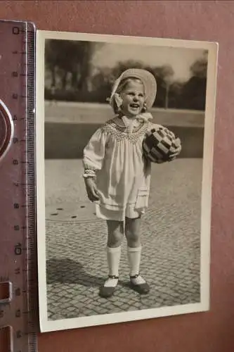 tolles altes Foto  Mädchen mit Ball - 20-30er Jahre ?