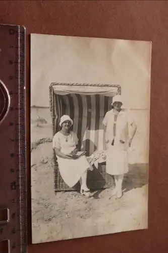 tolles altes Foto  zwei Frauen mit Strandkorb - Nordseebad St. Peter 1926