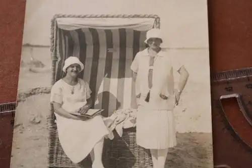 tolles altes Foto  zwei Frauen mit Strandkorb - Nordseebad St. Peter 1926