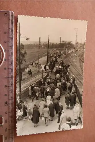 tolles altes Foto  viele Menschen am Bahnsteig  800 Jahr Feier - 10.07.1966