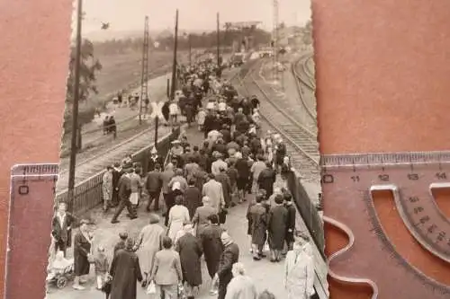 tolles altes Foto  viele Menschen am Bahnsteig  800 Jahr Feier - 10.07.1966