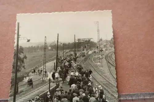 tolles altes Foto  viele Menschen am Bahnsteig  800 Jahr Feier - 10.07.1966