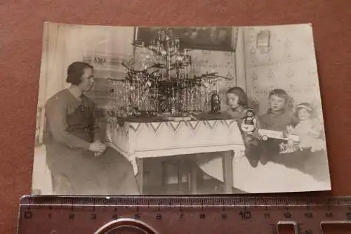 Tolles altes Foto  Familie beim Weihnachtsbaum - Kinder Spielzeug  20-30er Jahre