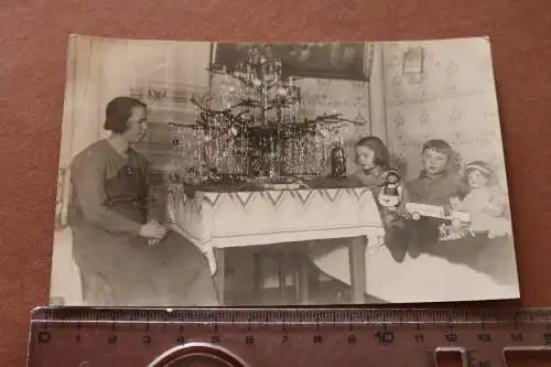 tolles altes Foto  Familie beim Weihnachtsbaum - Kinder Spielzeug  20-30er Jahre