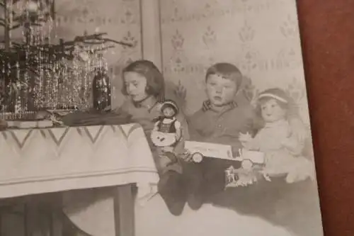 tolles altes Foto  Familie beim Weihnachtsbaum - Kinder Spielzeug  20-30er Jahre