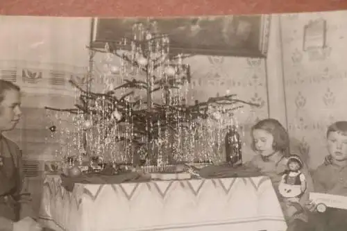 tolles altes Foto  Familie beim Weihnachtsbaum - Kinder Spielzeug  20-30er Jahre