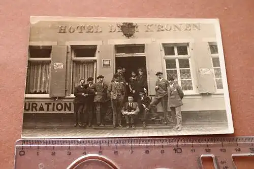 tolles altes Foto - Gruppe Männer - Hotel Drei Kronen - Köln - 1928