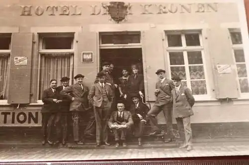 tolles altes Foto - Gruppe Männer - Hotel Drei Kronen - Köln - 1928