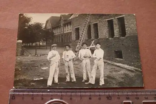 tolles altes Foto - vier Maurer vor gemauertes Haus  Handwerk 20-30er Jahre