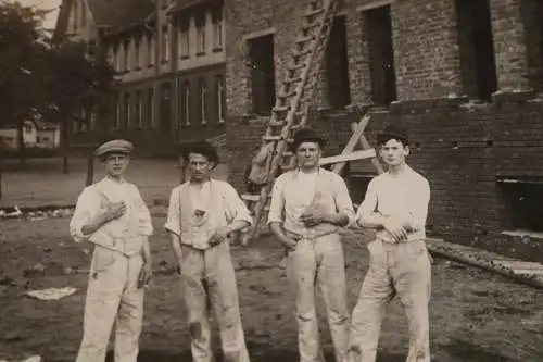 tolles altes Foto - vier Maurer vor gemauertes Haus  Handwerk 20-30er Jahre