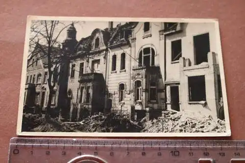 altes Foto - zerstörte Gebäude - zerstörtes Haus - Ort ??? Turm im Hintergrund