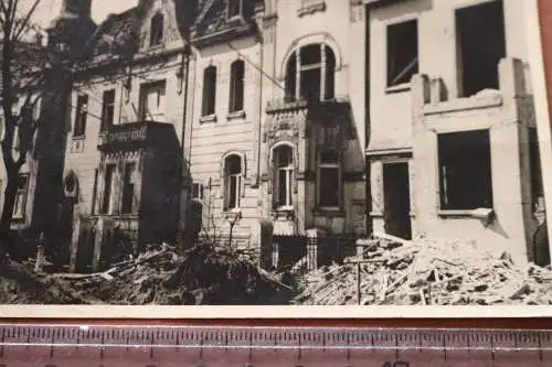 altes Foto - zerstörte Gebäude - zerstörtes Haus - Ort ??? Turm im Hintergrund