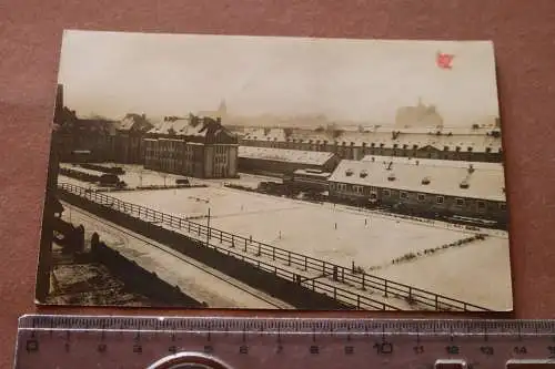 tolles altes Foto - Kasernenhof ??? - viele Pferdefuhrwerke auf dem Hof - Ort ??