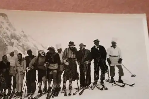 tolles altes Foto - Gruppe Skifahrer - Fasching 1938 auf der Zugspitze