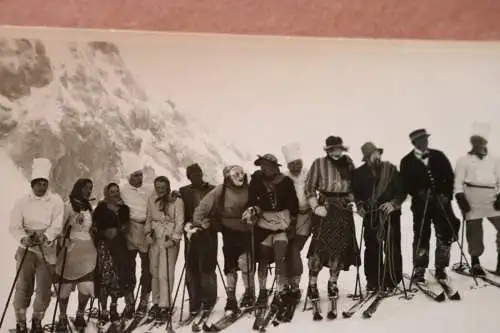 tolles altes Foto - Gruppe Skifahrer - Fasching 1938 auf der Zugspitze