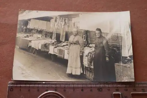 Tolles altes Foto -  alte Marktfrauen - Marktstand Wäsche Textil - 1910-20