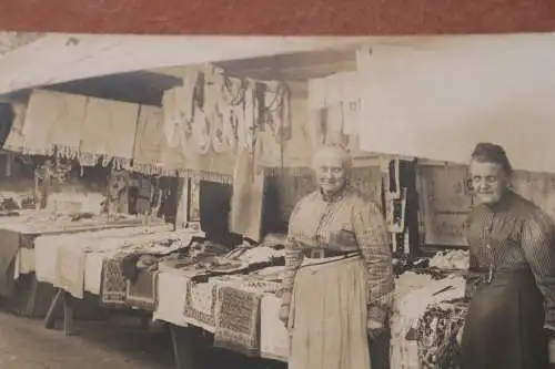 tolles altes Foto -  alte Marktfrauen - Marktstand Wäsche Textil - 1910-20