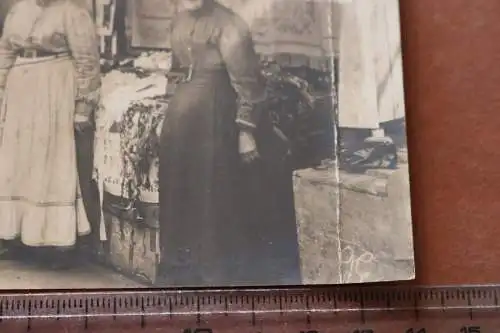 tolles altes Foto -  alte Marktfrauen - Marktstand Wäsche Textil - 1910-20