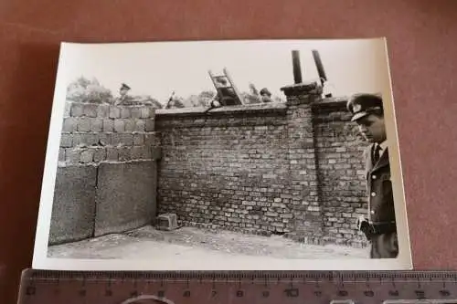 altes Foto - Soldaten beim Bau der Berliner Mauer ? 60er Jahre