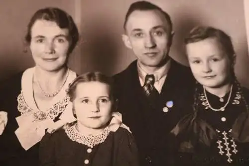 tolles altes Foto - Familienportrait - 1943