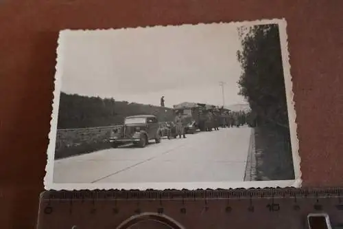 Zwei alte Fotos - Soldaten Fahrzeuge auf Vormarsch ??