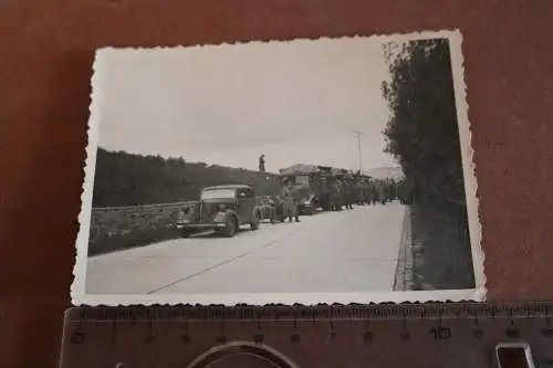 zwei alte Fotos - Soldaten Fahrzeuge auf Vormarsch ?? 