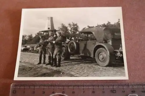 zwei alte Fotos - Soldaten Fahrzeuge auf Vormarsch ?? 