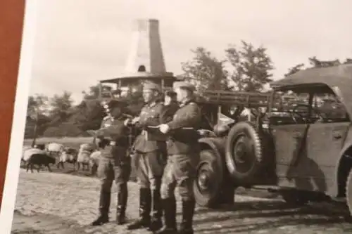 zwei alte Fotos - Soldaten Fahrzeuge auf Vormarsch ?? 