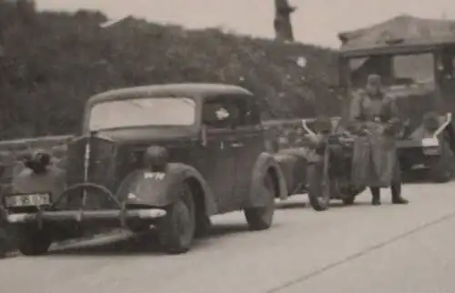 zwei alte Fotos - Soldaten Fahrzeuge auf Vormarsch ?? 