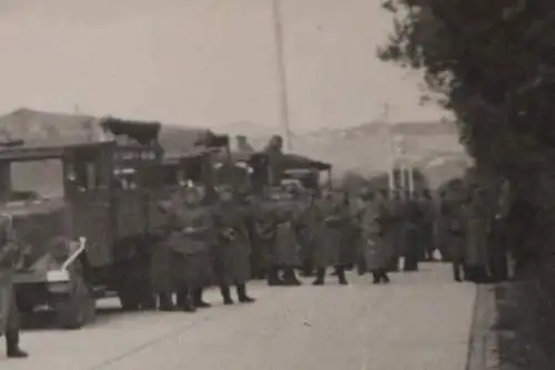 zwei alte Fotos - Soldaten Fahrzeuge auf Vormarsch ?? 