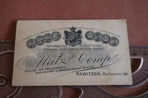 tolles altes CDV Foto - kleiner Junge auf Stuhl - Rawitsch 