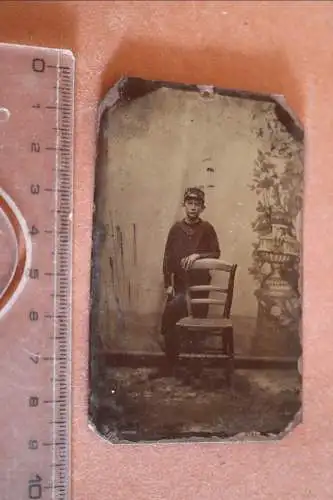 Tolles altes Foto auf Blech - Blechfoto - Junge am Stuhl