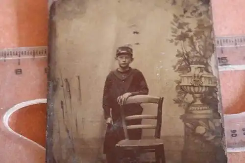 tolles altes Foto auf Blech - Blechfoto - Junge am Stuhl