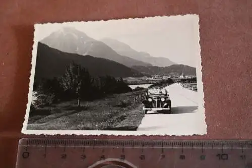 tolles altes Foto Oldtimer Adler  auf Strasse Hintergrund Berge 
