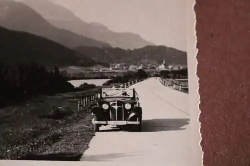 tolles altes Foto Oldtimer Adler  auf Strasse Hintergrund Berge 