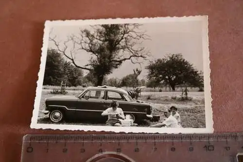 tolles altes Foto Picknick mit Oldtimer - Marke ???  50-60er Jahre 