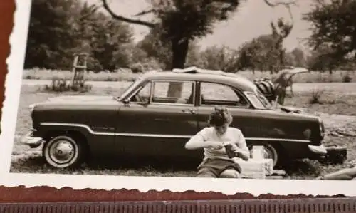 tolles altes Foto Picknick mit Oldtimer - Marke ???  50-60er Jahre 